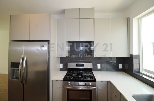 Foto del edificio - Beautiful 4-Story 2/2.5/2 in GREAT LOCATIO...