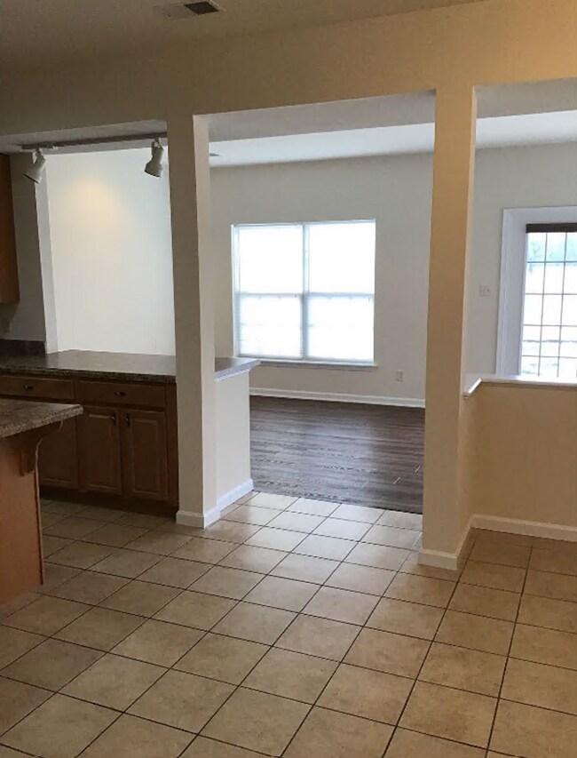 Foto del edificio - 3-bedroom, 2.5-bathroom Townhome