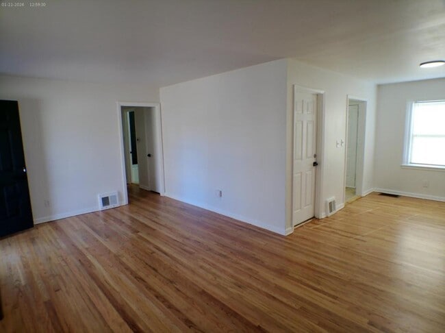 Building Photo - 711 W 90th Terrace