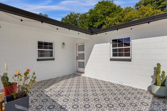 Foto del edificio - 641 Sherwood Dr