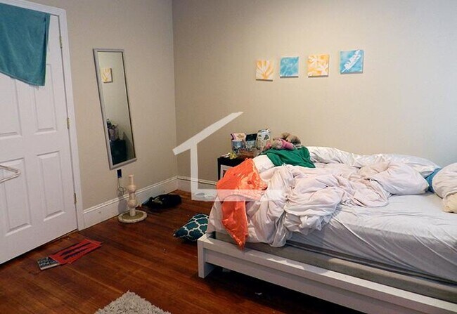 Foto del edificio - BIG ALLSTON 6 BED 2 BATH WITH EAT-IN KITCH...