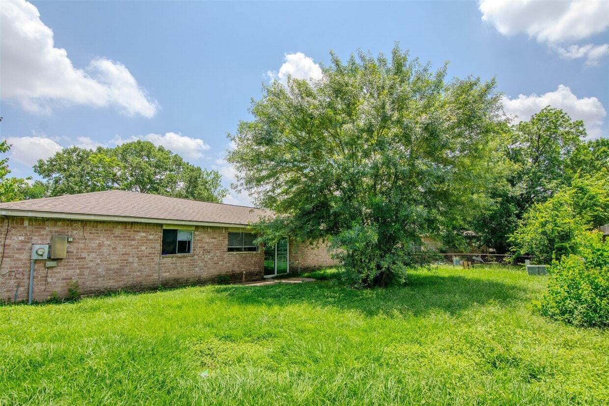 Building Photo - 9311 Golden Wood Ln