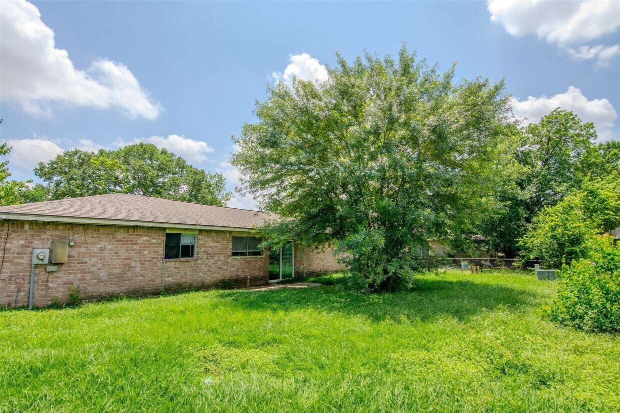 Foto del edificio - 9311 Golden Wood Ln