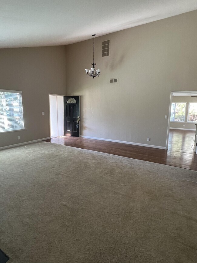 Building Photo - 3420 Loreto Dr