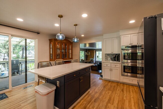 Foto del edificio - Rare Rental Opportunity: Premium 4-BR Home with Panoramic Views