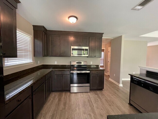 Building Photo - 3 Bedroom in Gonzales