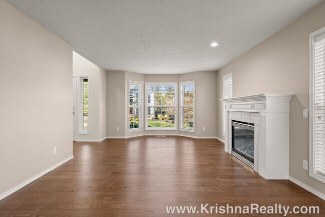 Building Photo - Beautiful Traditional *UPGRADED* 4 BD* 2.5...