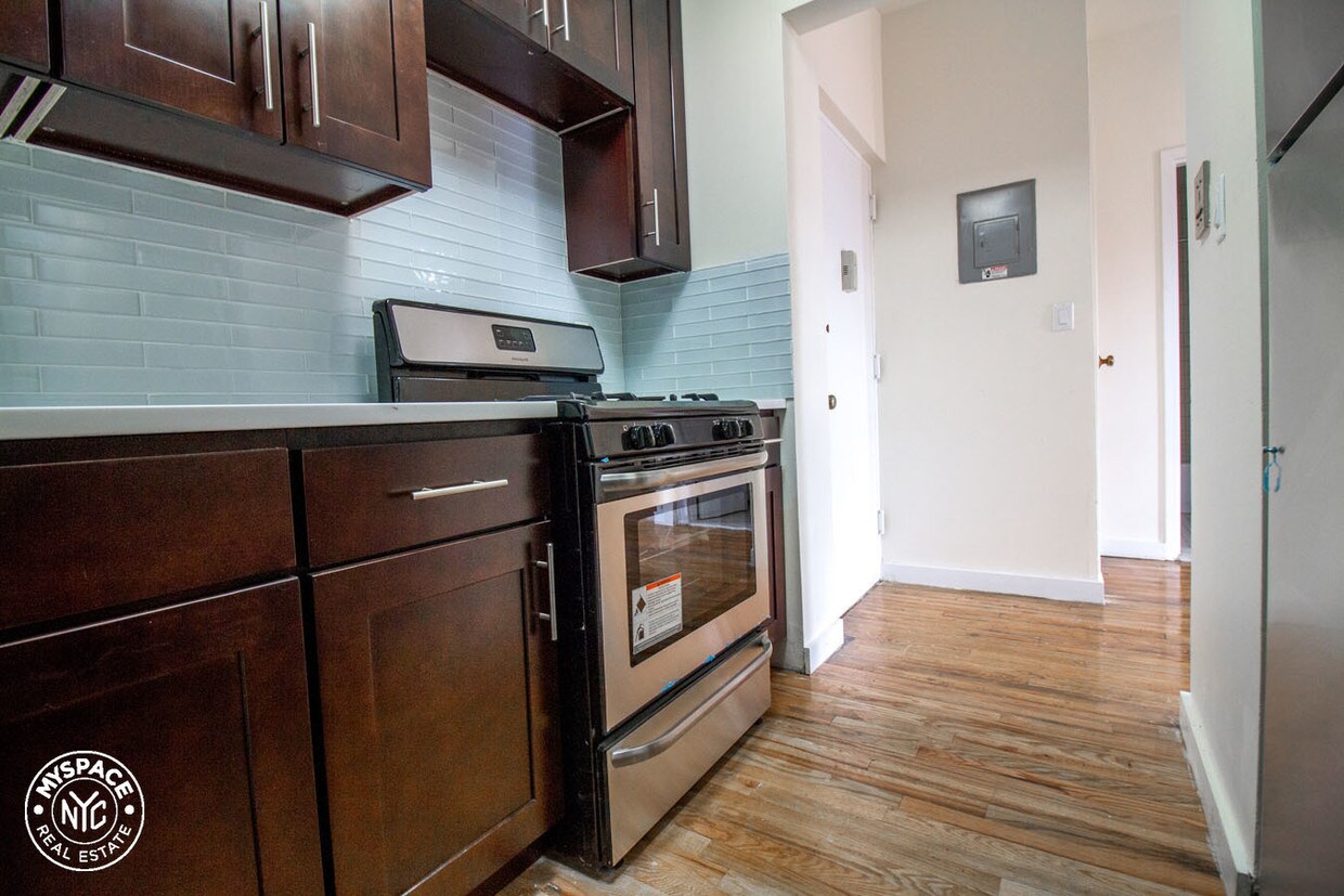 Primary Photo - 818 Bergen St