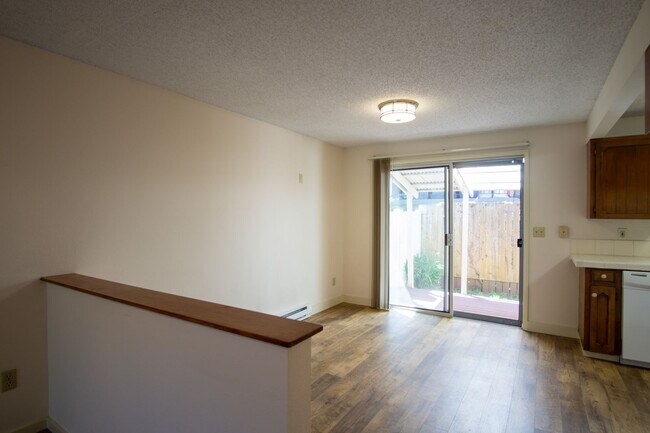 Foto del edificio - VERY Spacious Corner Townhouse with Private Patio, DW, W/D Hookups!