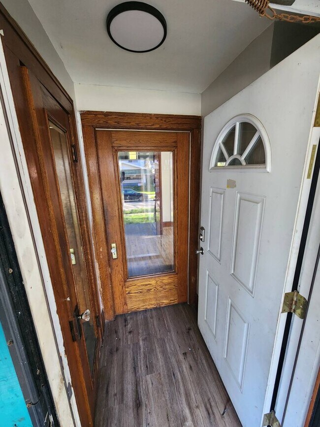Building Photo - Charming 4-Bedroom Property in Prime Location