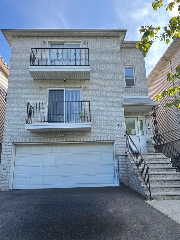 Primary Photo - 19 Halleck St