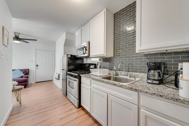 Full Kitchen - 709 N Pecan St