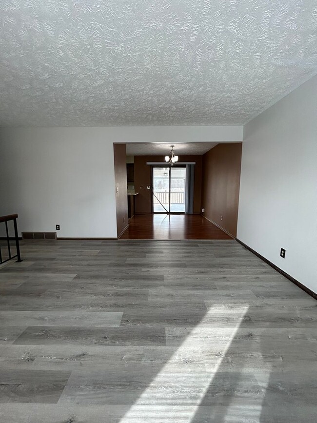 Building Photo - Spacious 3-Bedroom, 1-Bath Home with Garage & Basement in La Vista