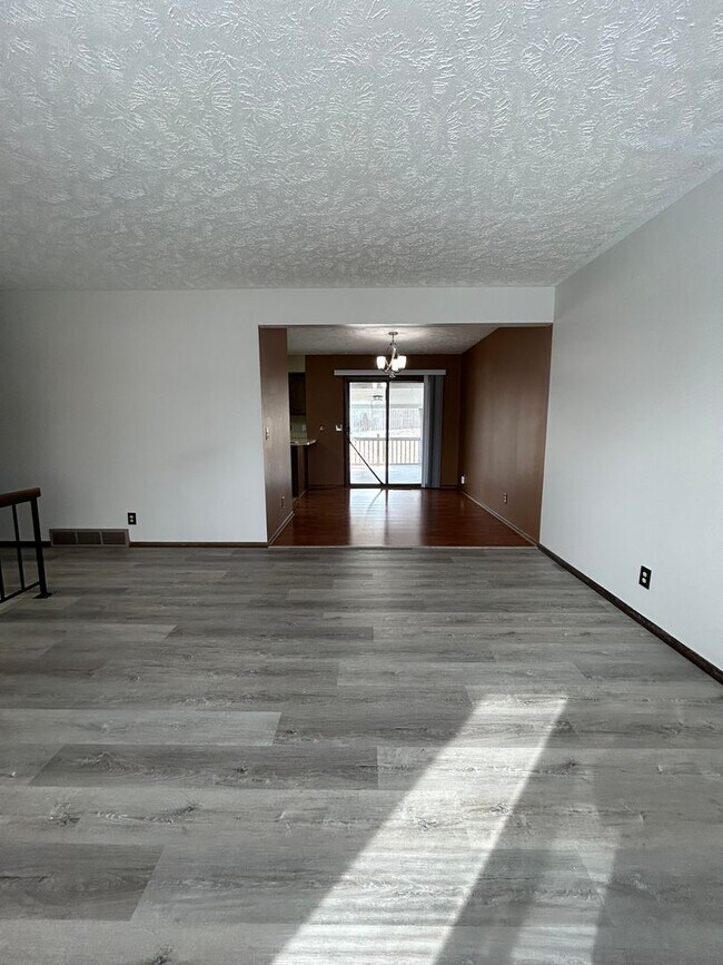 Foto del edificio - Spacious 3-Bedroom, 1-Bath Home with Garage & Basement in La Vista