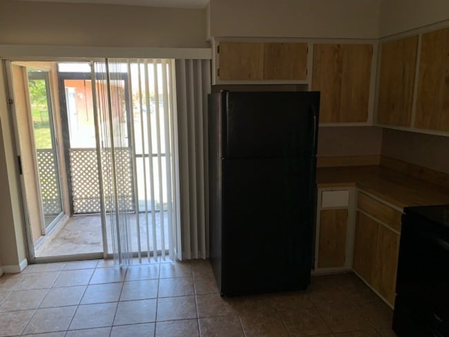 Building Photo - Cozy 2BR/2BA with Ceramic Tile, Screened L...
