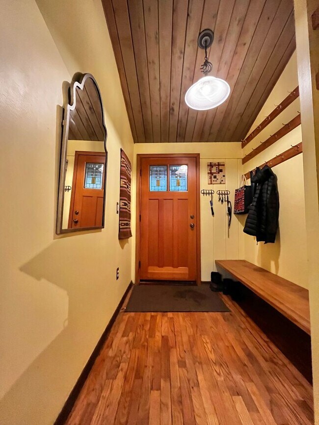 Foto del edificio - Well Maintained, Cozy, Furnished, Hansville Home on 3/4 Acre Lot!