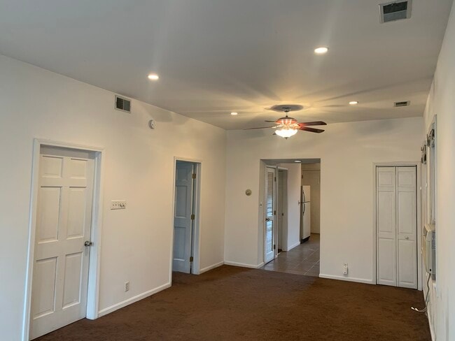 Building Photo - 2919 N Racine Ave