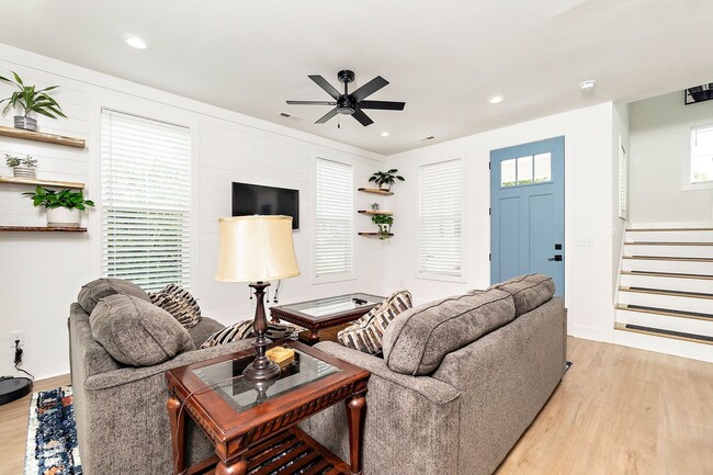 Building Photo - Application Pending! 2BR Charmer with Fenc...