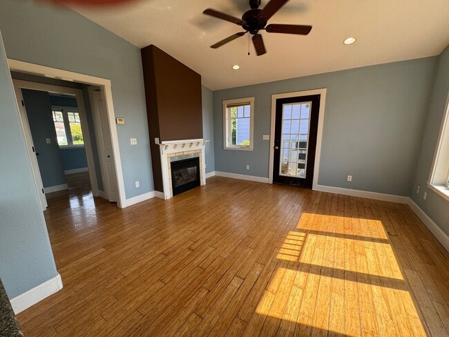 Building Photo - 2bdrm/1bth MIL with Garage.
