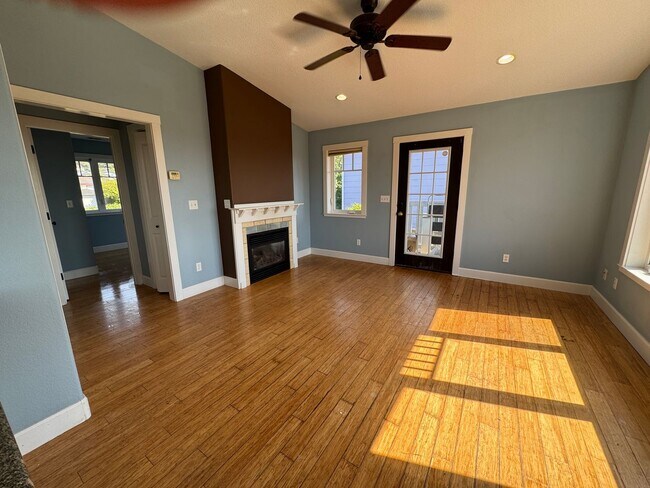 Foto del edificio - 2bdrm/1bth MIL with Garage.