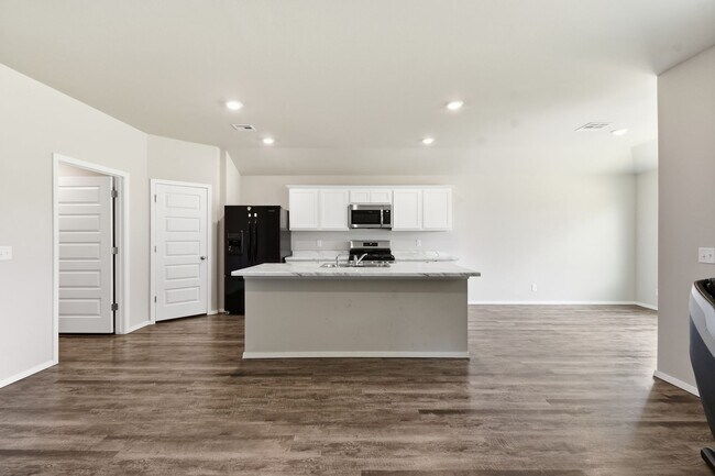Building Photo - Charming 3 Bed, 2 Bath Home Backing to a Peaceful Greenbelt in Broken Arrow!