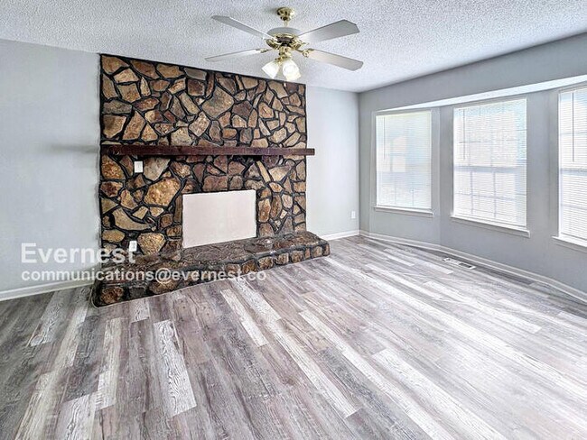 Foto del edificio - 5576 Dug Hollow Rd