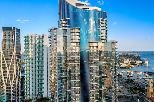 Building Photo - 851 NE 1st Ave