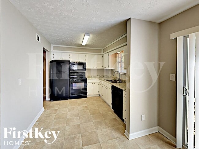 Building Photo - 2600 Stratford Ln