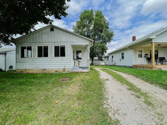 Building Photo - Garage and Fence