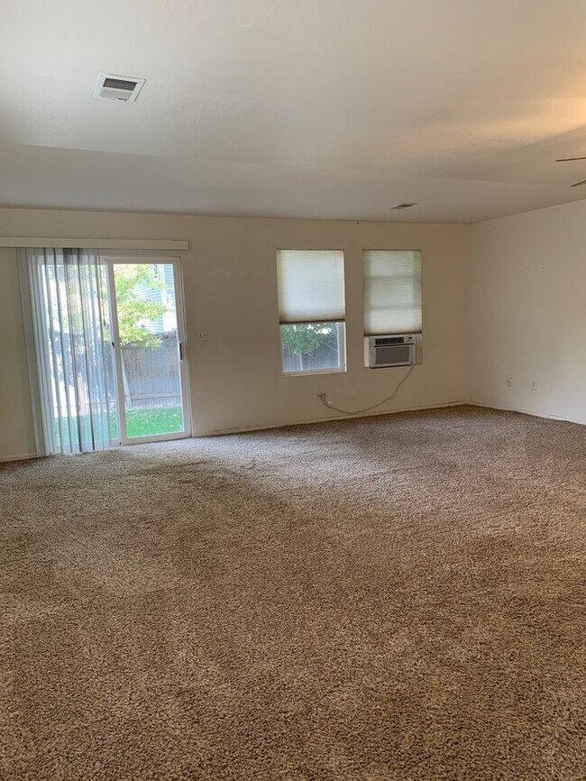 Foto del edificio - Beautiful 3 Bedroom 2 Bath Townhome with Attached 1 Car Garage for Rent in Northwest Loveland, CO