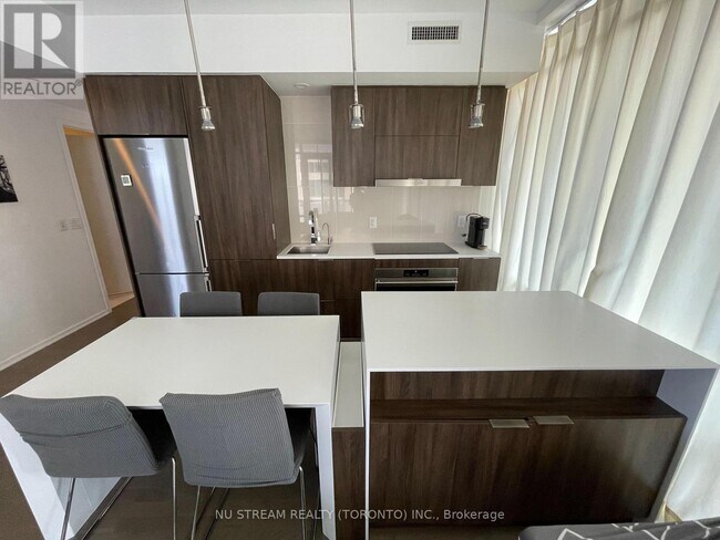 Photo du bâtiment - 1 Bloor St E