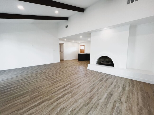 Building Photo - Luxurious Country Living Near the City – 4...