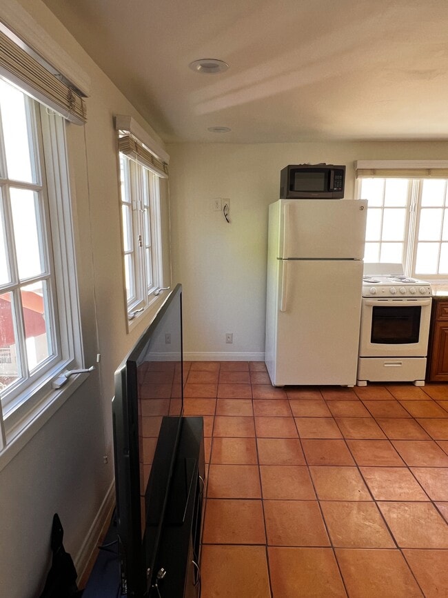 439 S Beverwil Dr Unit Guest House, Beverly Hills, CA 90212 Apartments in Beverly Hills, CA