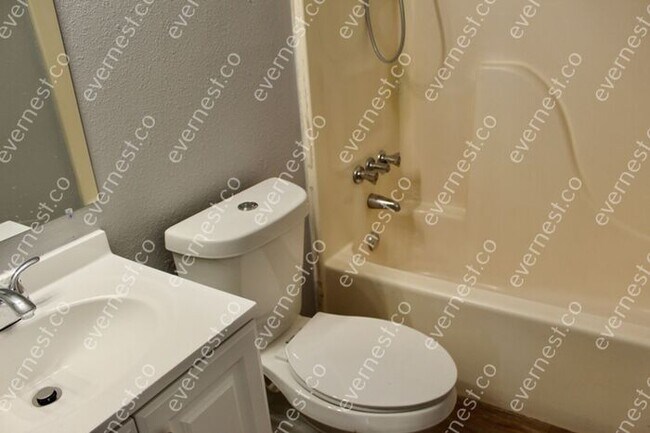 Foto del edificio - 2 BED & 1 BATH / NO PETS / NO S8