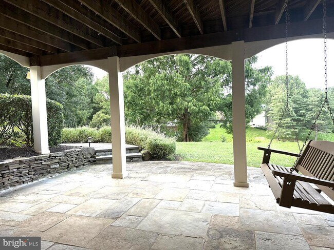 Building Photo - 10418 Willow Crest Ct