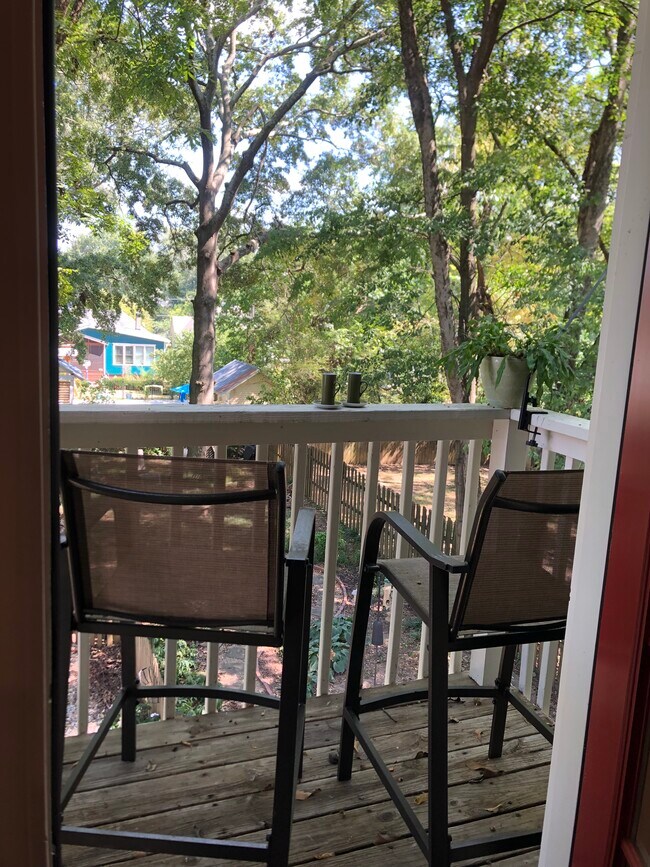 Treetop balcony - 476 Waldo St SE