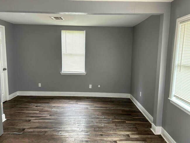 Building Photo - 516 Magellan St