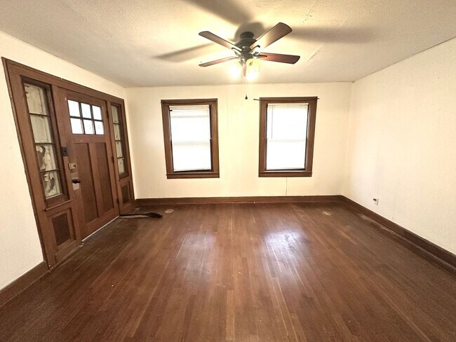 Foto del edificio - Versatile 2-Bedroom Home with Bonus Room and Spacious Yard