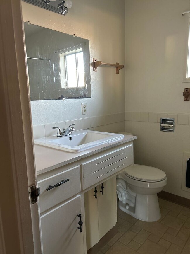 Building Photo - Cute 2 bedroom house