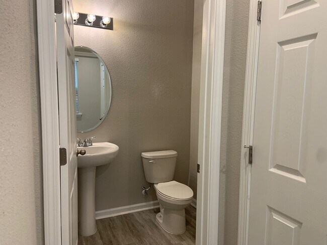 Building Photo - Beautiful NEW Townhome