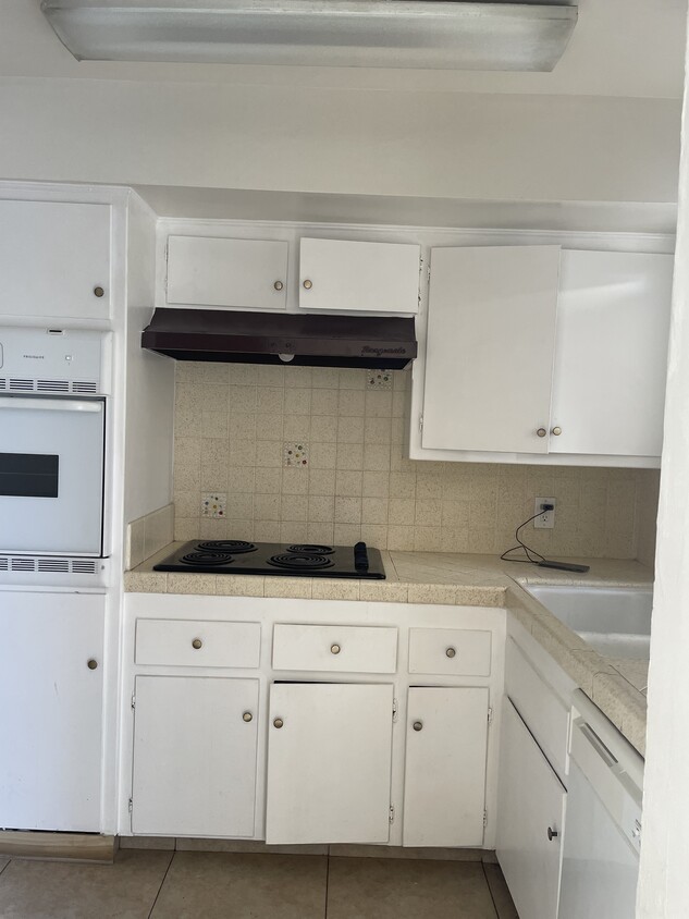 Kitchen - 237 E Navilla Plz