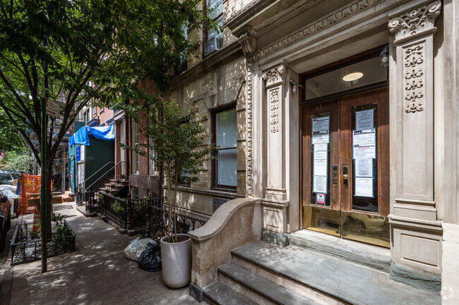 Foto del edificio - 302 W 4th St