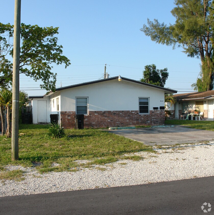 Building Photo - 3632-3636 SW 13th Ct