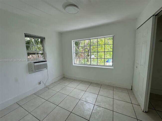 Foto del edificio - 553 NE 65th St