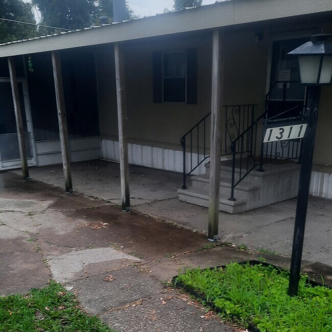 Building Photo - 1311 White Oak St