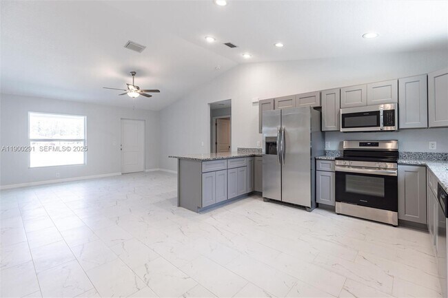 Building Photo - 2004 Rosa Ct