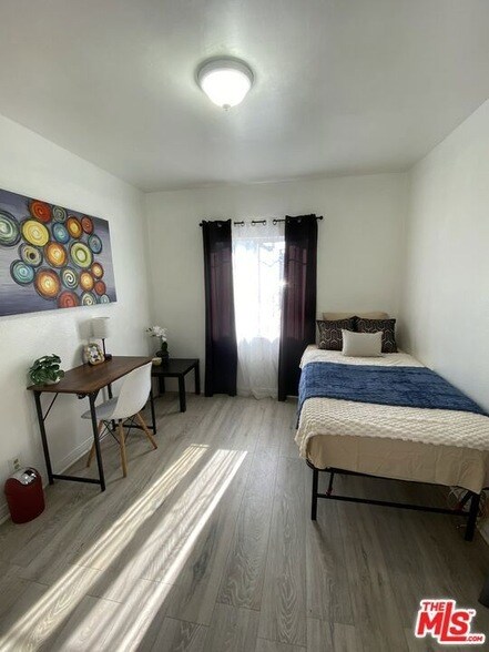Foto principal - 644 W 81st St