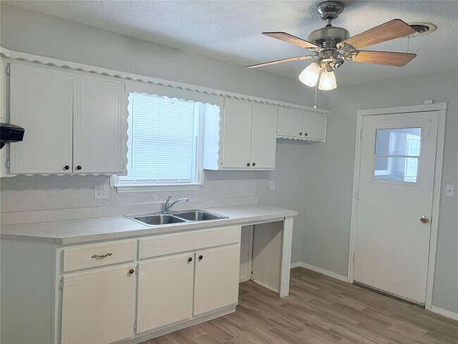 Building Photo - 625 SW 68th St