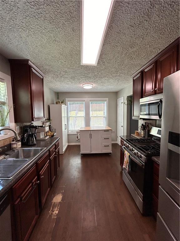 Foto del edificio - 2134 Atkinson Ln