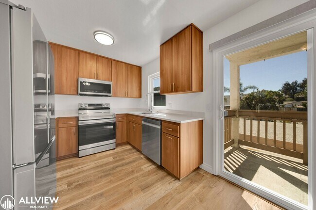 Foto del edificio - Modern 1-Bed Upstairs Condo with Garage & ...